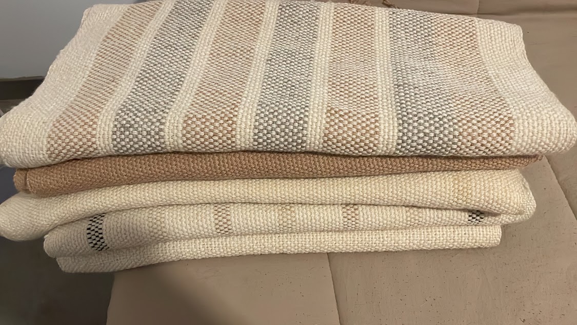 Detalle de textiles tejidos en tonos claros