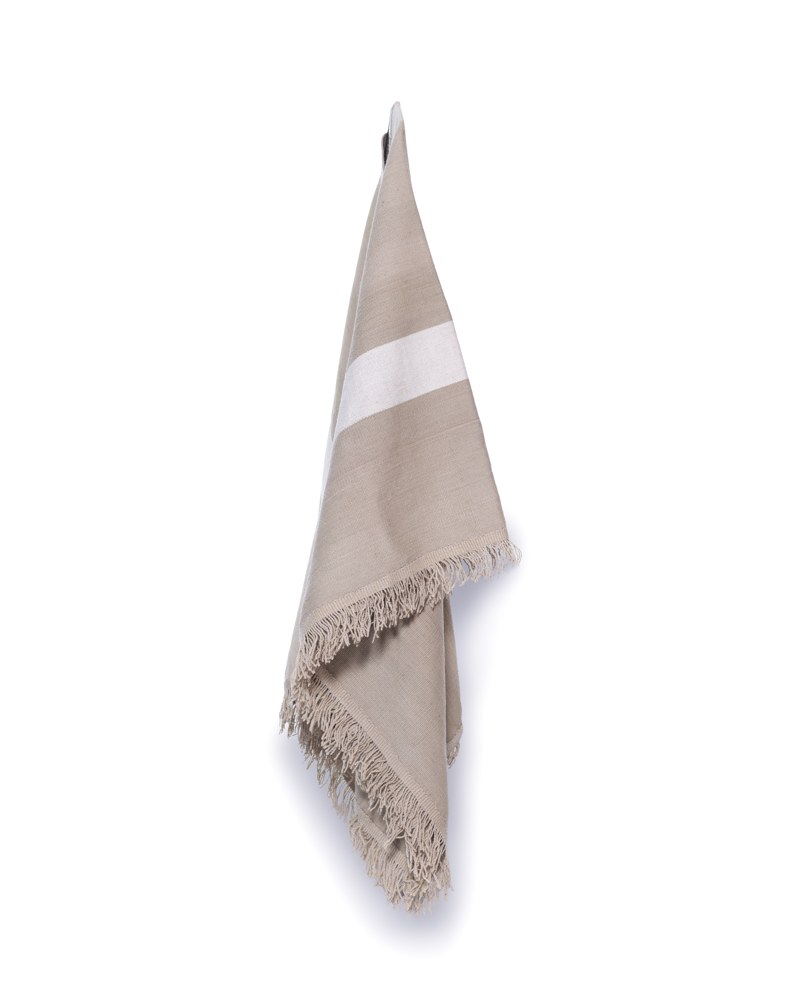Prenda tejida beige con franjas claras y flecos